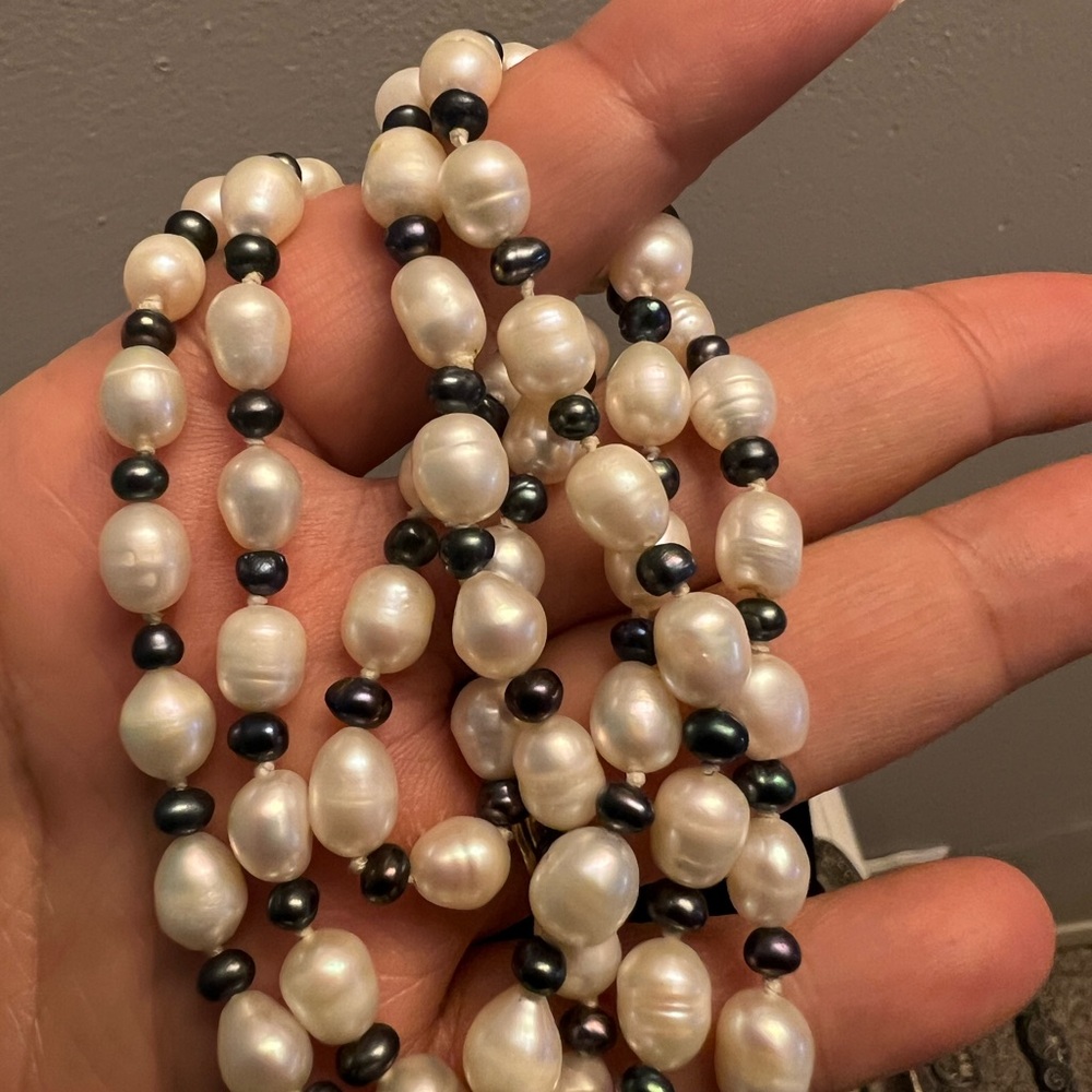 White and peacock genuine cultured pearl necklace - Picture 5 of 7
